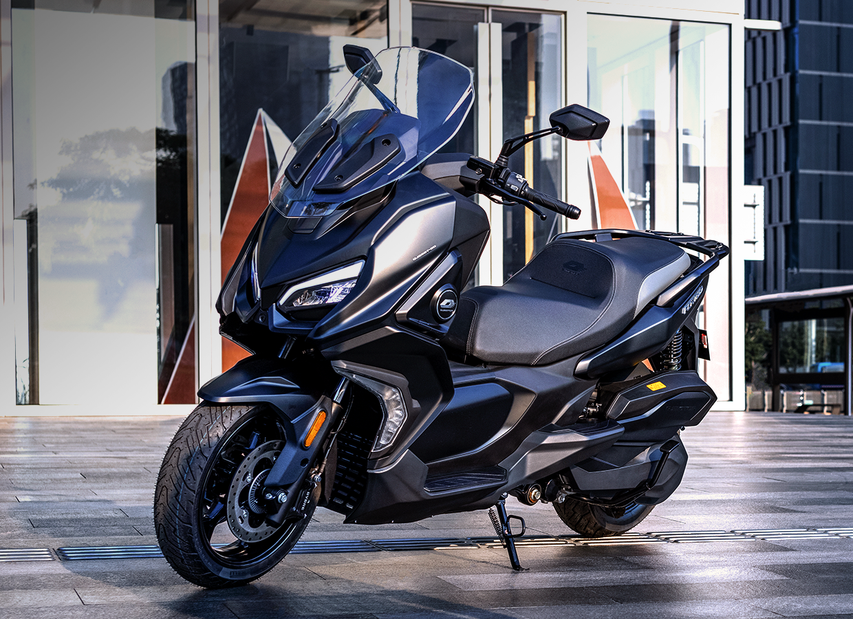 FORT 350 S | Scooter Premium 350cc | Tecnología y Confort | QJ Motor